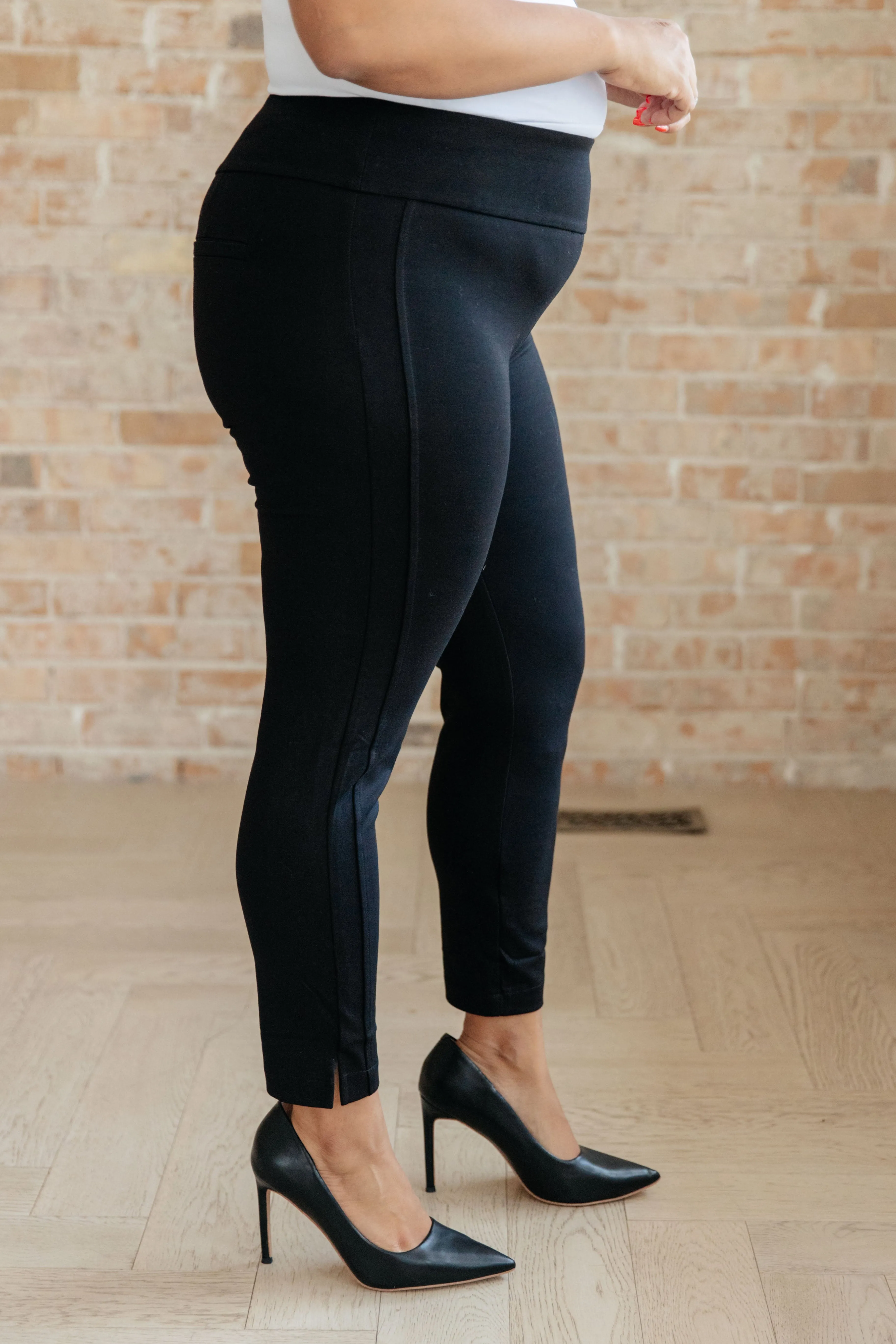 Magic Ankle Crop Skinny Pants in Black